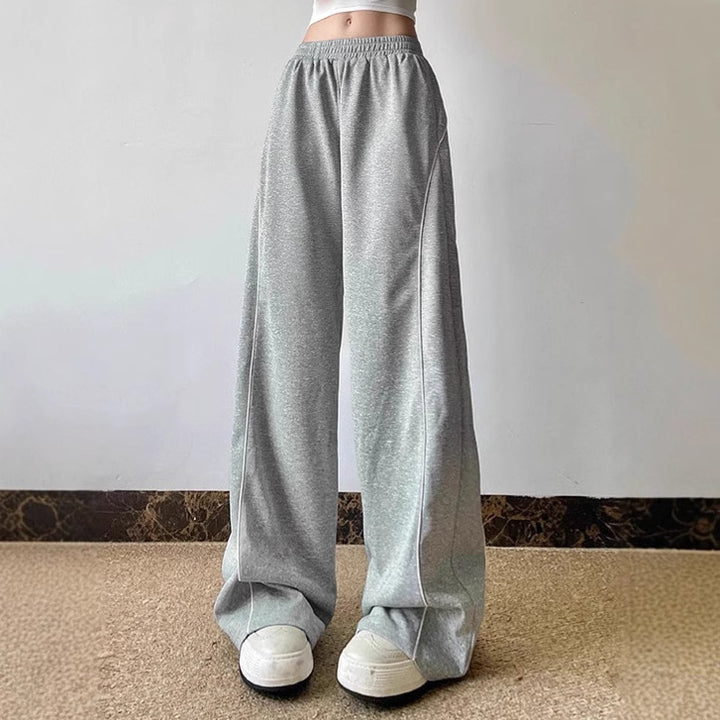 Casual women's jogging pants with a loose fit and an elastic waist Lune London