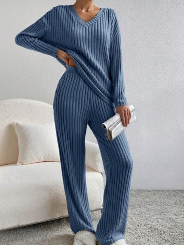 Women Comfortable Fine Knit Set with V-Neck and Long Sleeves Chic & Stil