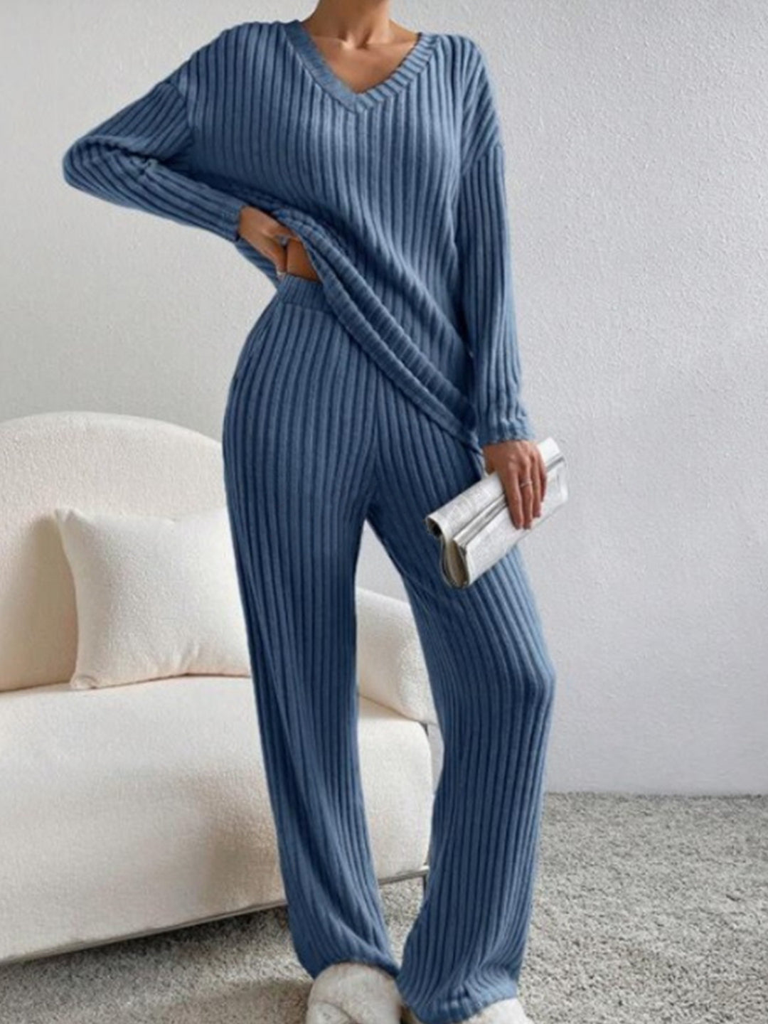 Women Comfortable Fine Knit Set with V-Neck and Long Sleeves Chic & Stil