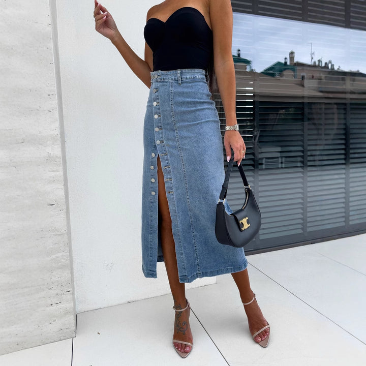 Jupe longue en denim pour femmes avec fente latérale et détails de boutons Chic & Stil