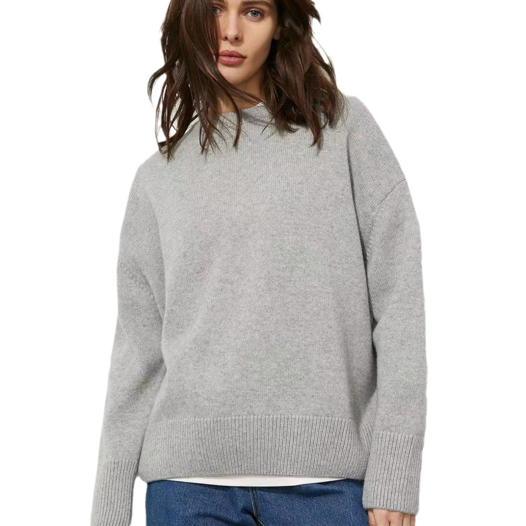 Cozy fine-knit sweater for women with a loose fit and a round neckline Lune London