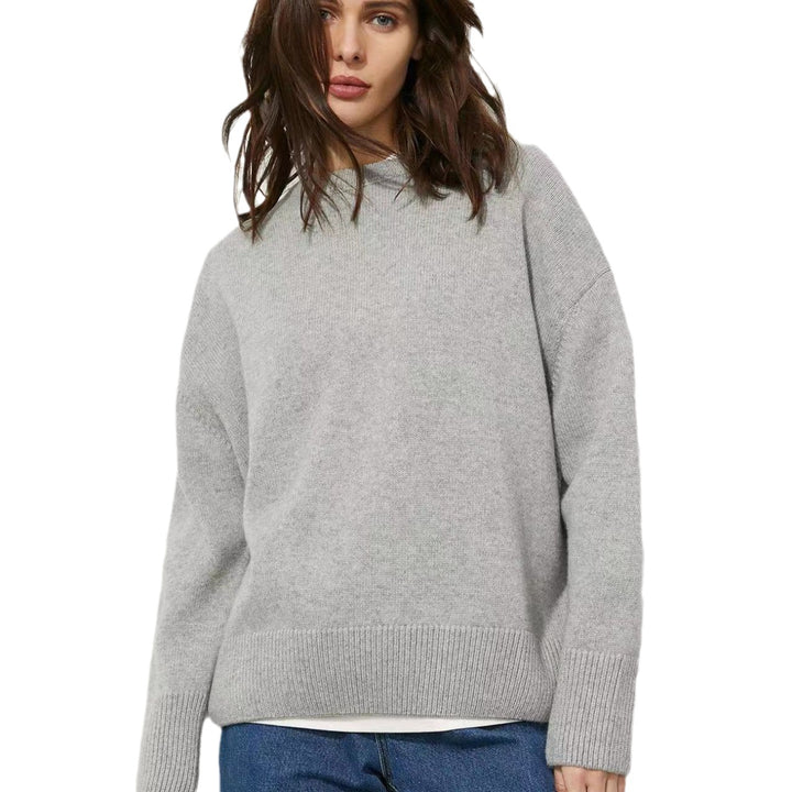 Cozy fine-knit sweater for women with a loose fit and a round neckline Lune London