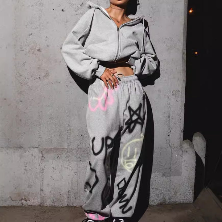 Ensemble de sweat à capuche et de pantalon de jogging pour femmes dans un design graffiti urbain Chic & Stil