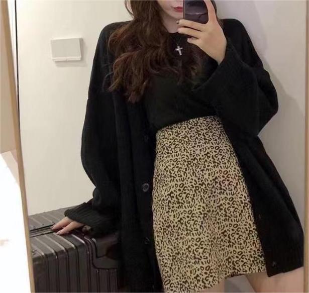 Casual knitted cardigan for women with voluminous sleeves and a chic button placket