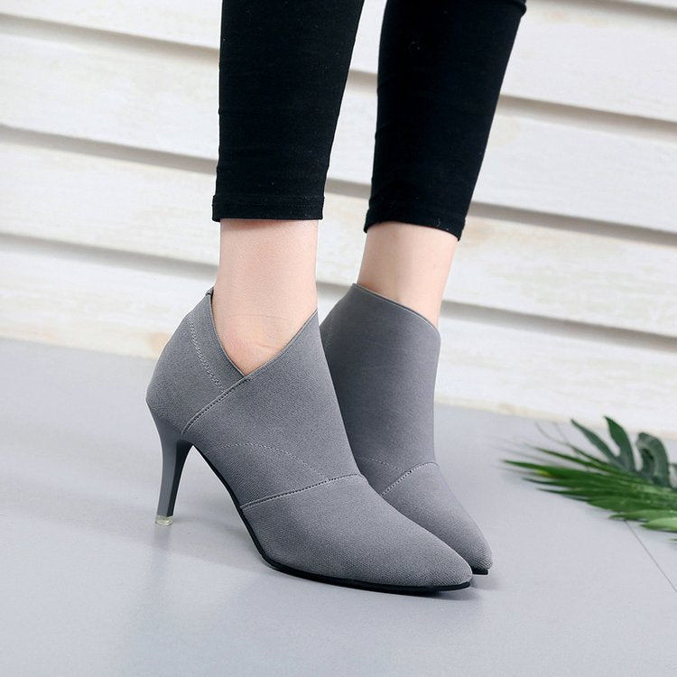 Elegant women's boots with a pointed toe and a stylish stretchy upper Lune London