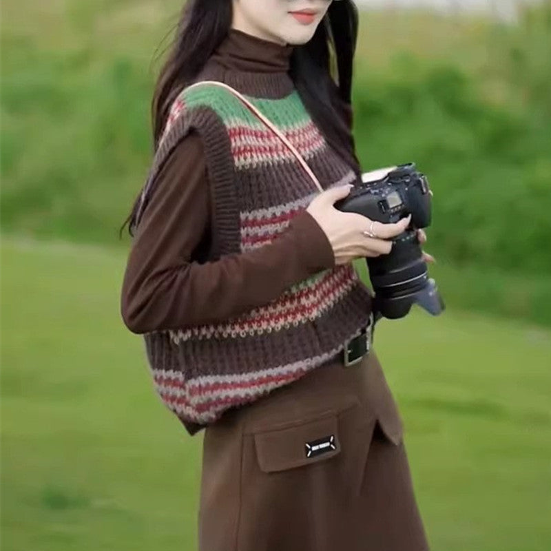 Casual knitted pullover for women, oversized, with a colorful striped pattern and a sleeveless design Lune London