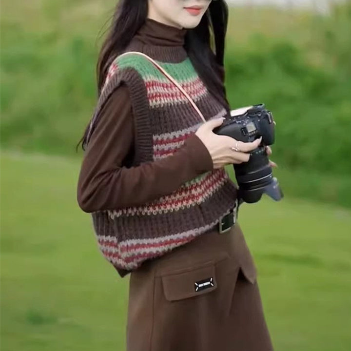 Casual knitted pullover for women, oversized, with a colorful striped pattern and a sleeveless design Lune London