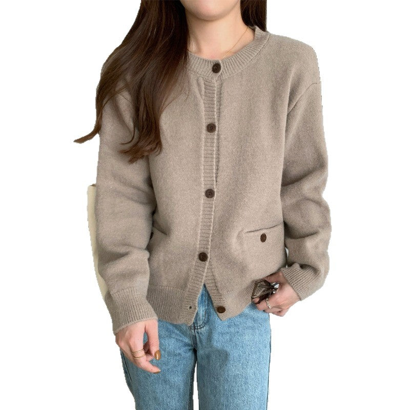 Cardigan en tricot pour femmes avec grandes poches et détails de boutons Chic & Stil