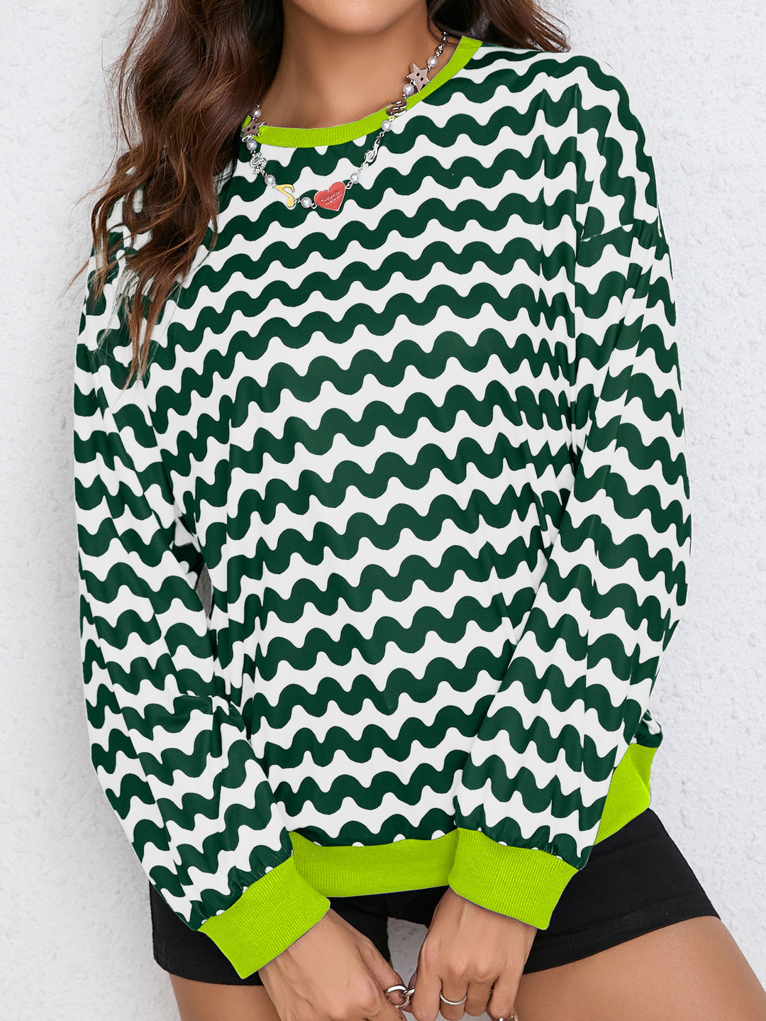 Sweat-shirt coloré pour femmes avec motif de vagues et coupe sportive Chic & Stil