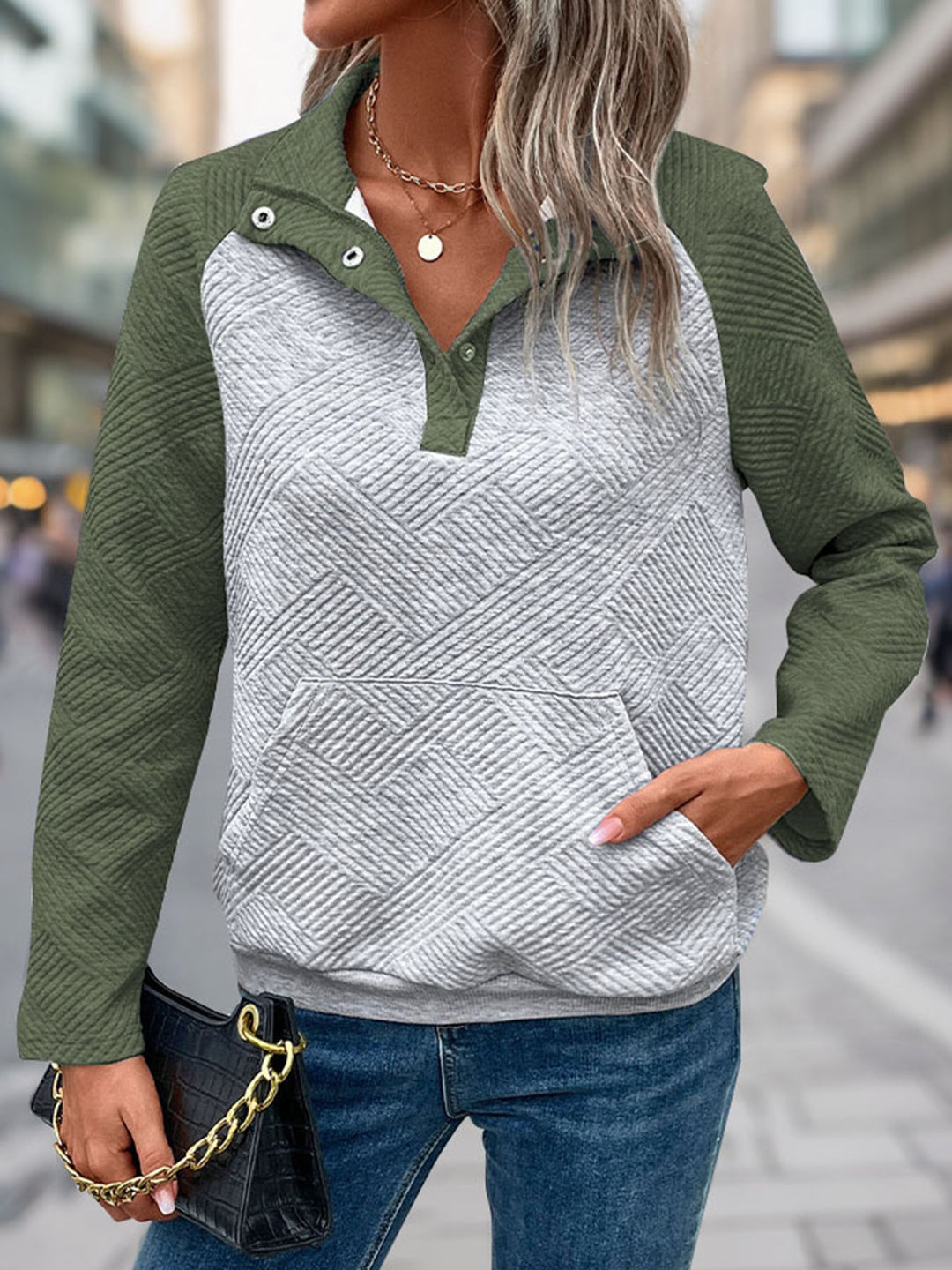 Trendy women's high collar sweater with textured surface Lune London