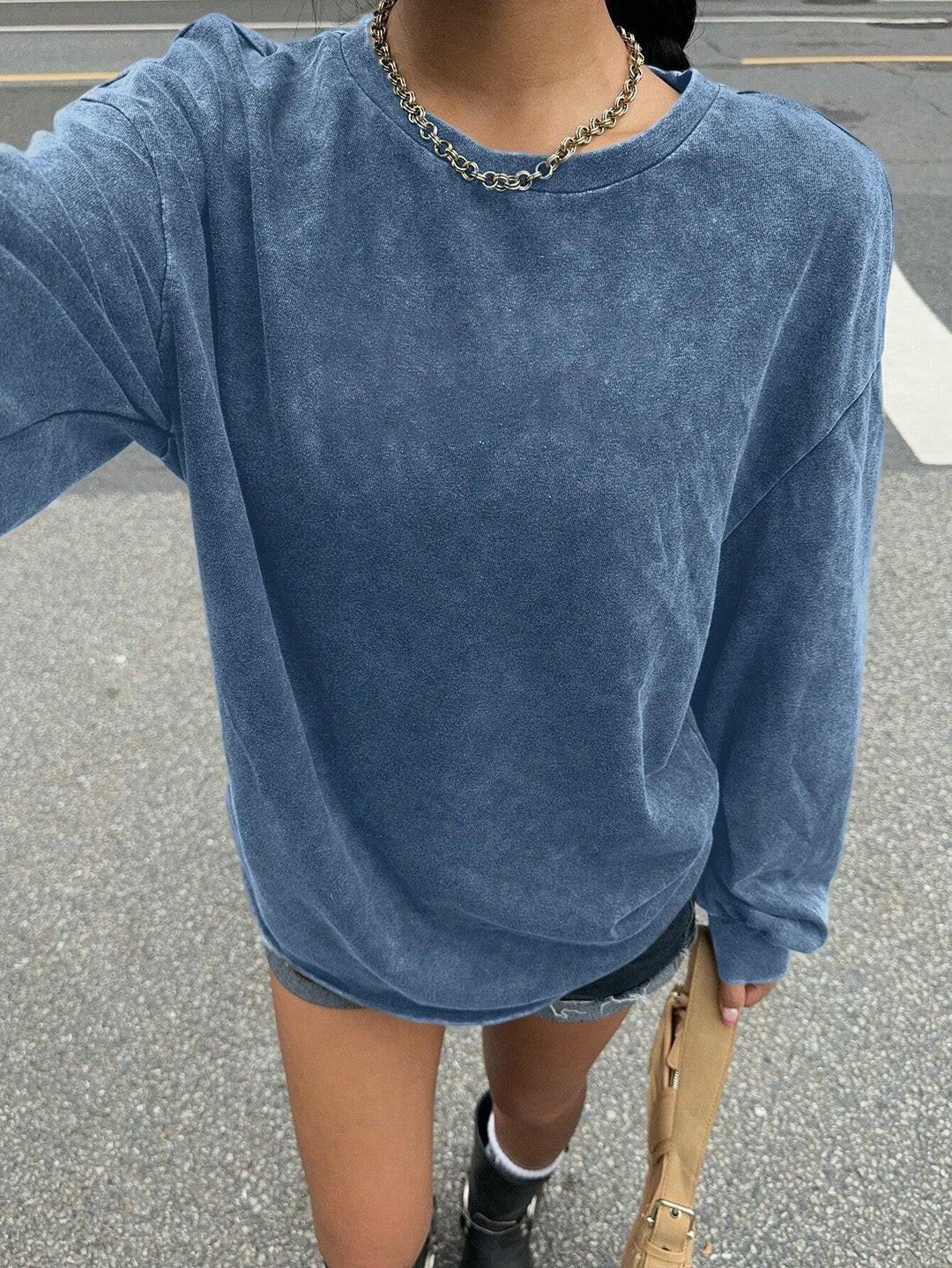 Casual sweatshirt for women with oversized fit and soft material Lune London