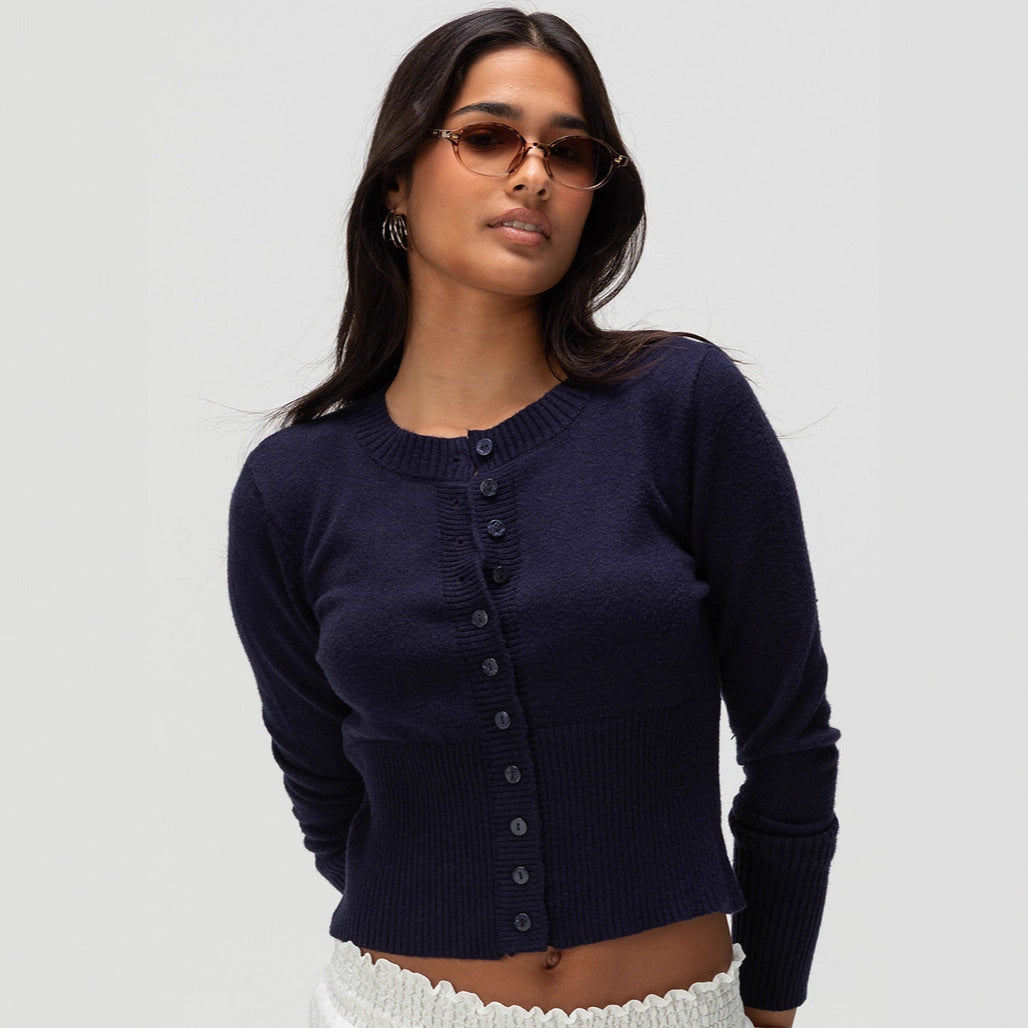 Cardigan pour femmes avec des détails de boutons contrastants Chic & Stil