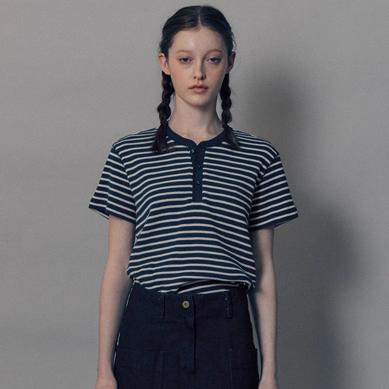 Chemisier à manches courtes à rayures tendance pour femmes avec patte de boutonnage Chic & Stil
