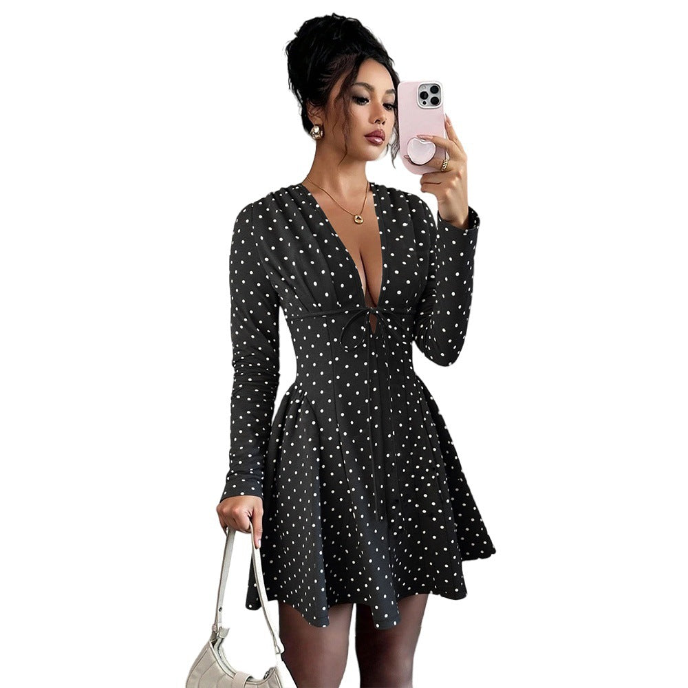 Robe mini pour femmes avec des pois et un élégant décolleté en V Chic & Stil