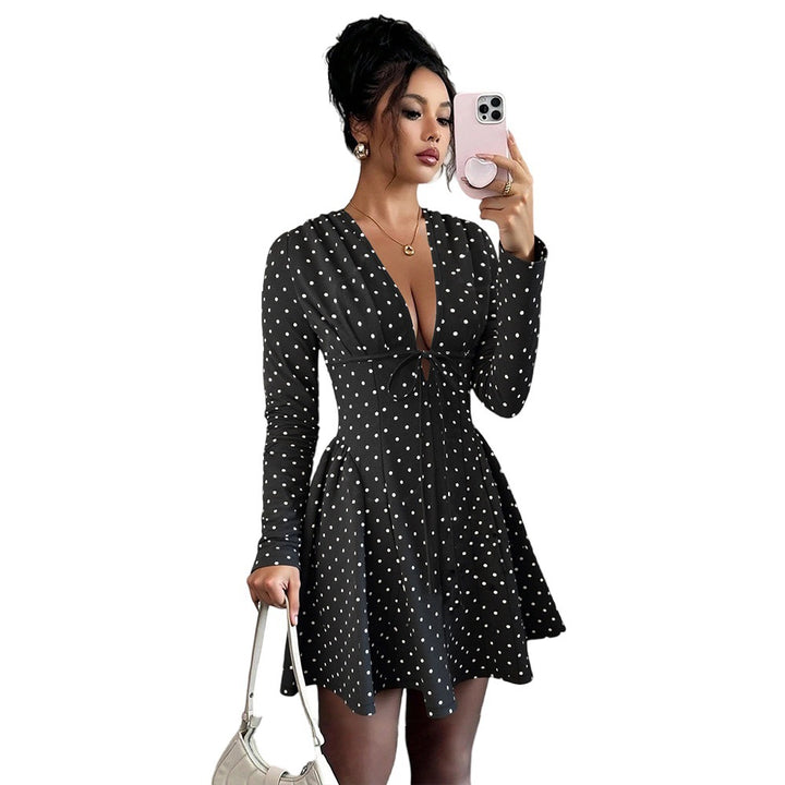 Robe mini pour femmes avec des pois et un élégant décolleté en V Chic & Stil