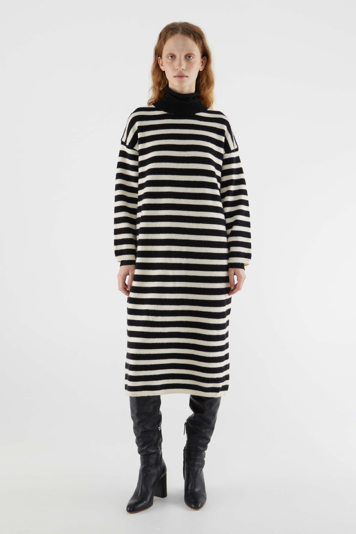Robe tricotée pour femmes avec un motif de rayures bloc moderne et une coupe décontractée Chic & Stil
