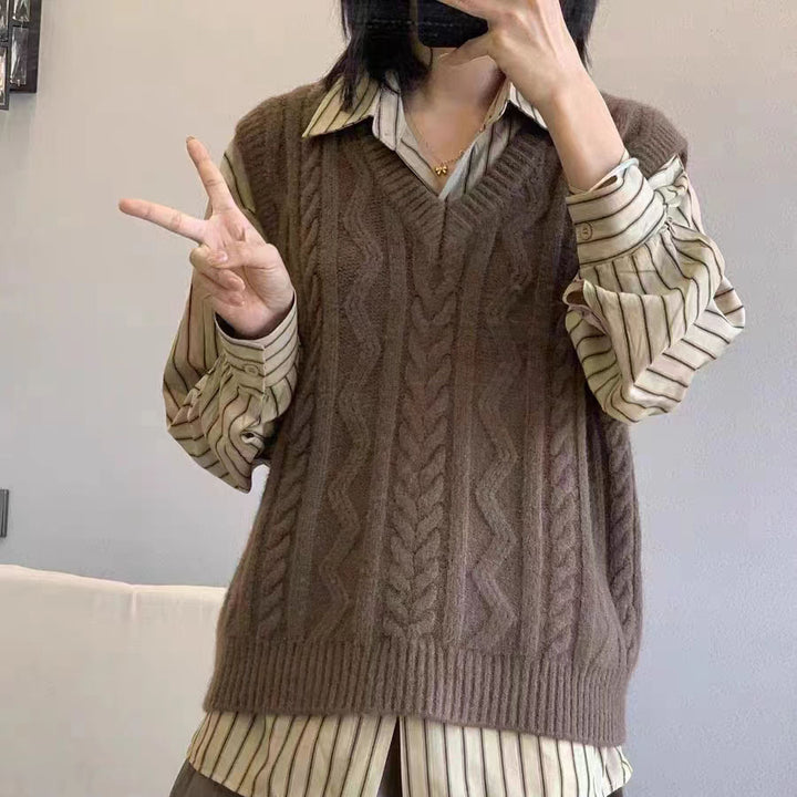 Ladies chunky knit cardigan with V-neck and twisted pattern Lune London