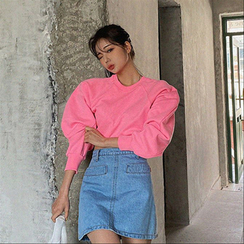 Sweat-shirt court pour femmes avec des manches volumineuses Chic & Stil 1772505824