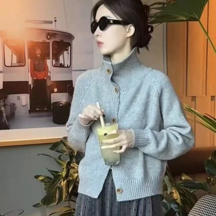 Cardigan pour femmes avec col montant et détails de boutons Chic & Stil