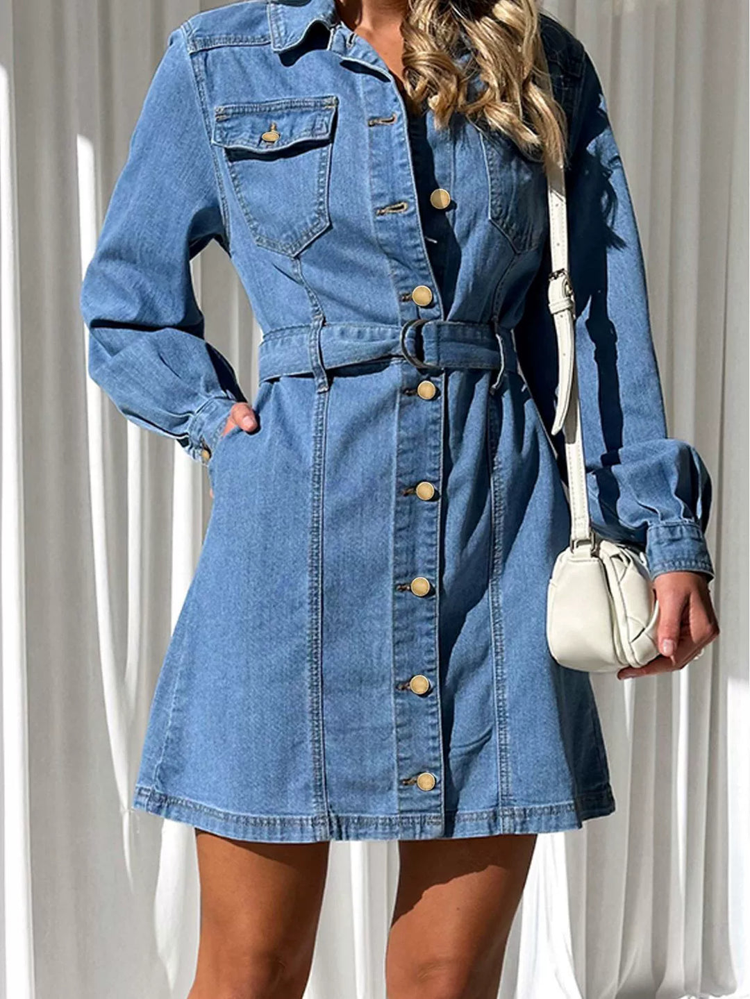 Robe chemise en denim pour femmes en coupe évasée avec détails de boutons et jupe évasée Chic & Stil