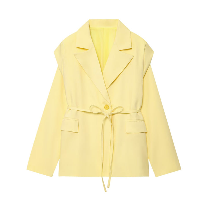 Elegant and fitted blazer jacket for women with wide lapels Lune London