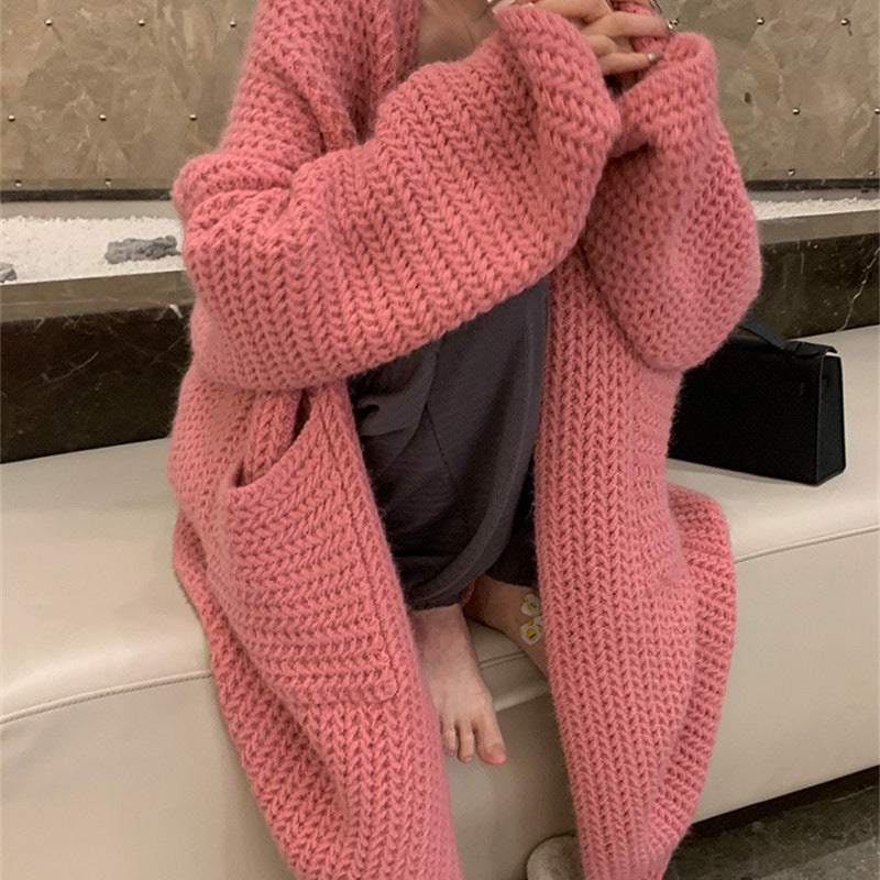 Women chunky knit with practical pockets and trendy embossed pattern Lune London