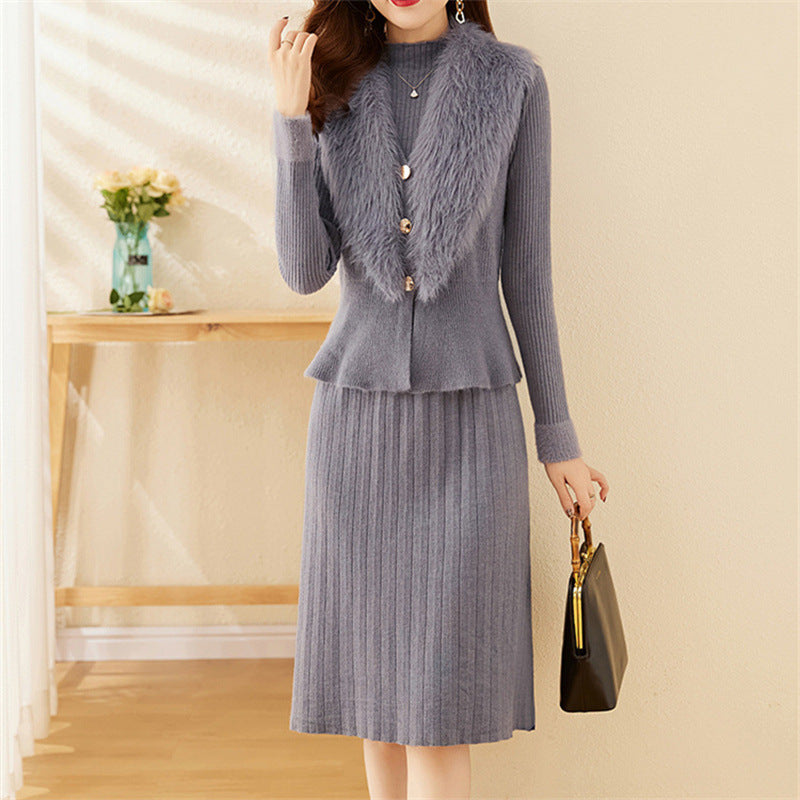 Lady elegant knit set with high-quality fur collar and ribbed structure.