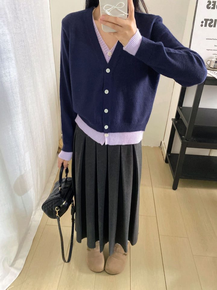 Cardigan intemporel pour femmes avec col en V et poignets contrastants Chic & Stil
