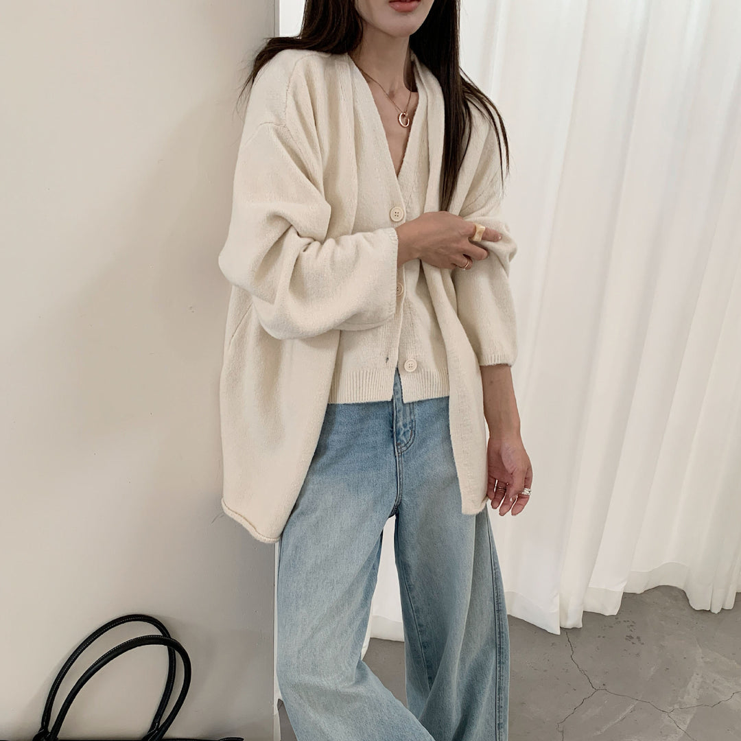 Cardigan féminin à la mode avec un élégant col en V et fermeture à boutons Chic & Stil