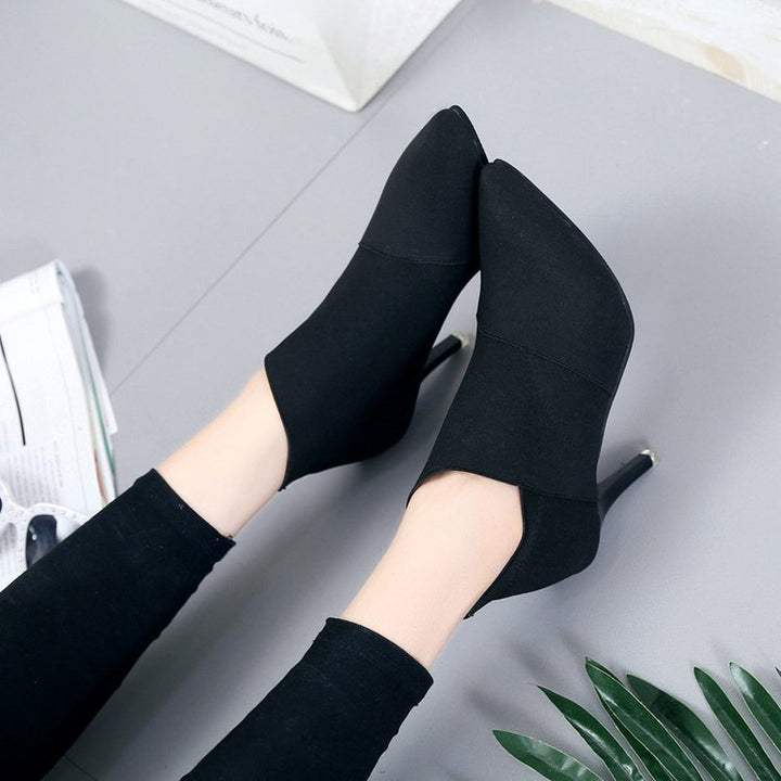 Elegant women's boots with a pointed toe and a stylish stretchy upper Lune London