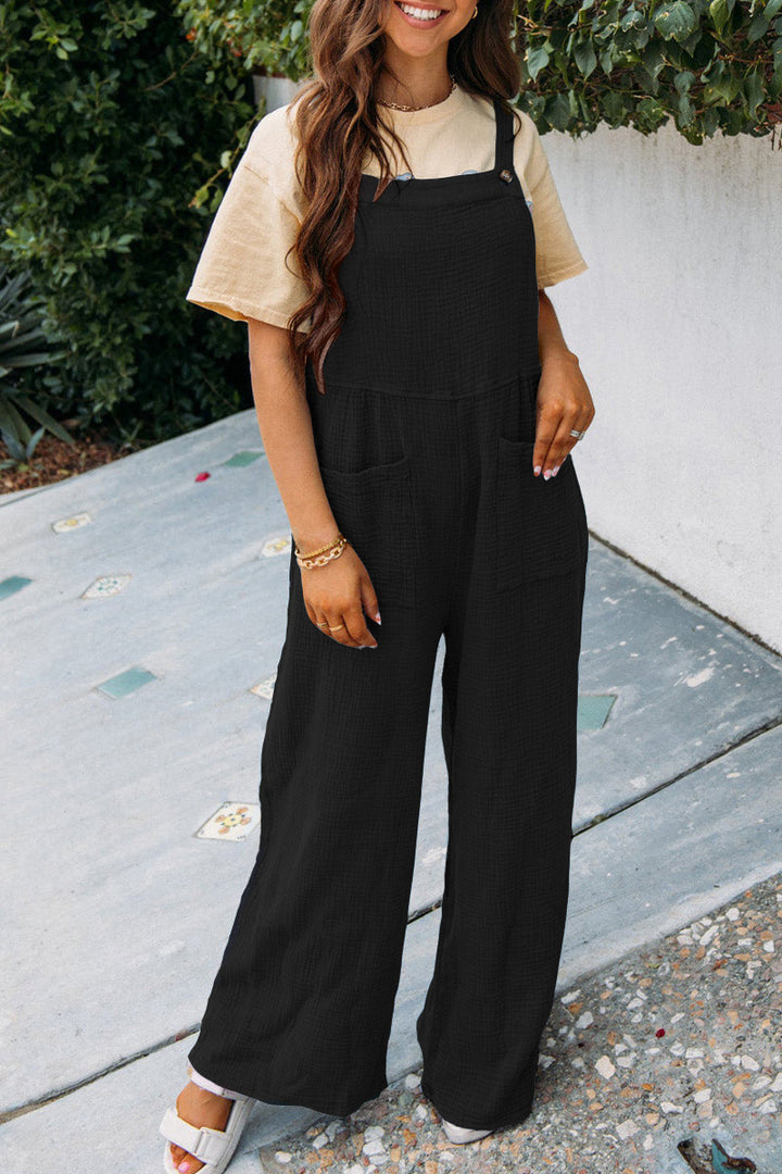 Casual jumpsuit for women with practical pockets and chic button decoration