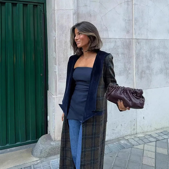 Ladies Long Blazer with elegant tartan pattern and velvet collar Lune London