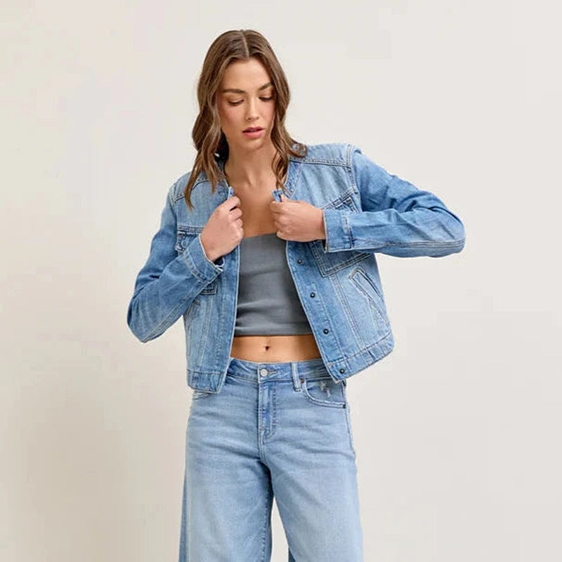 Short denim jacket for women with practical pockets Chic & Stil