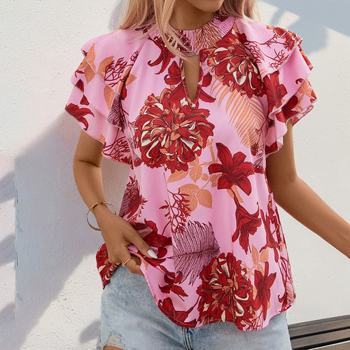 Top féminin avec des détails de volants ludiques et un motif floral Chic & Stil
