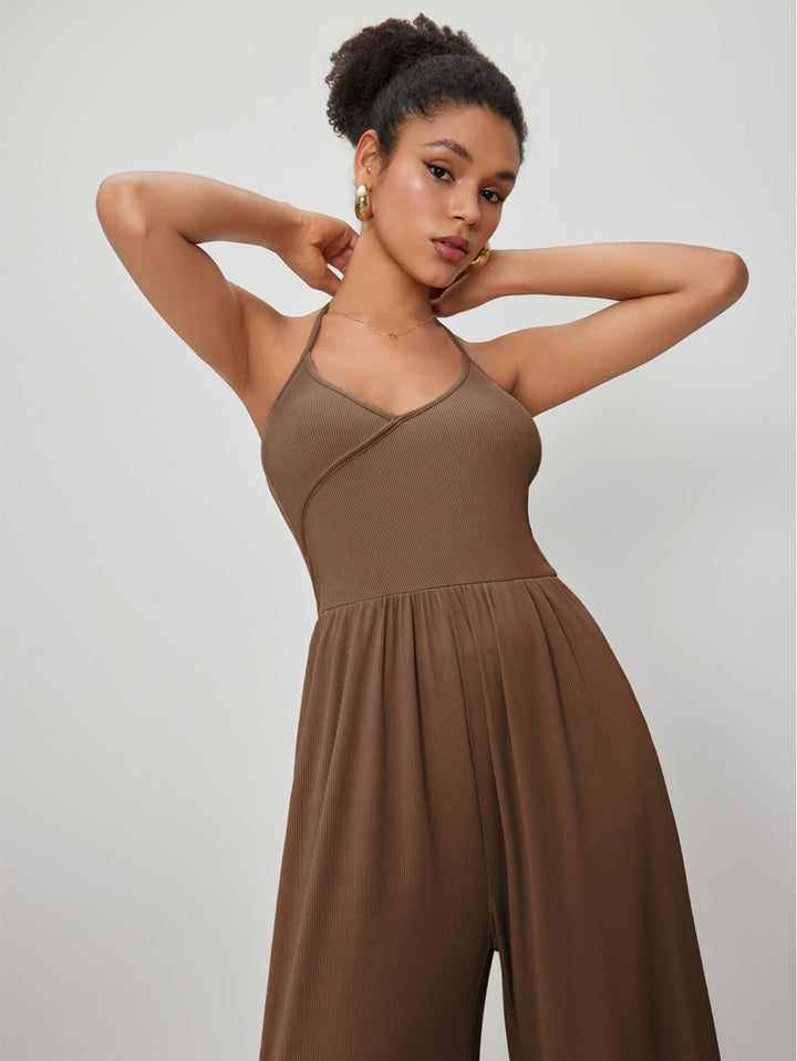 Combinaison femme avec un élégant décolleté en V et une coupe ample Chic & Stil