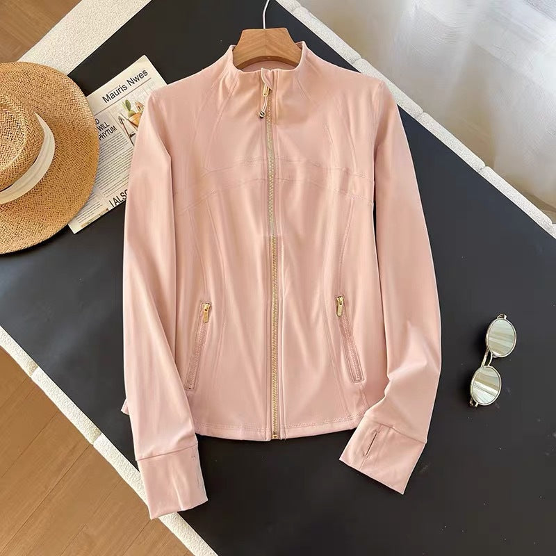 Veste de sport élégante pour femmes avec col haut et fermeture éclair innovante Chic & Stil