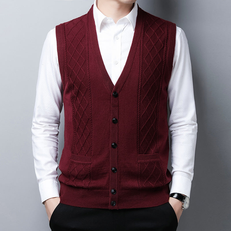 Elegant knitted vest for men with diamond pattern and practical pockets Lune London