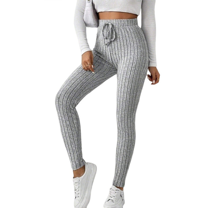 Leggings pour femmes avec motif à côtes fines et taille élastique Chic & Stil