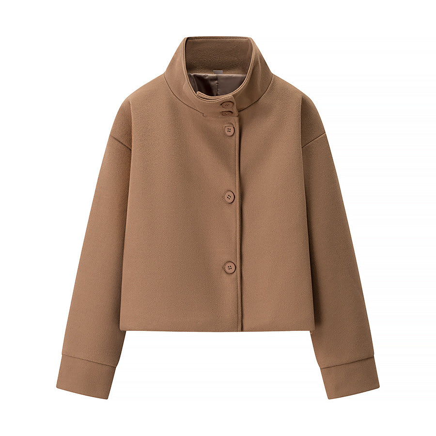 Veste courte de transition pour femme avec col haut et détails décoratifs en boutons Chic & Stil
