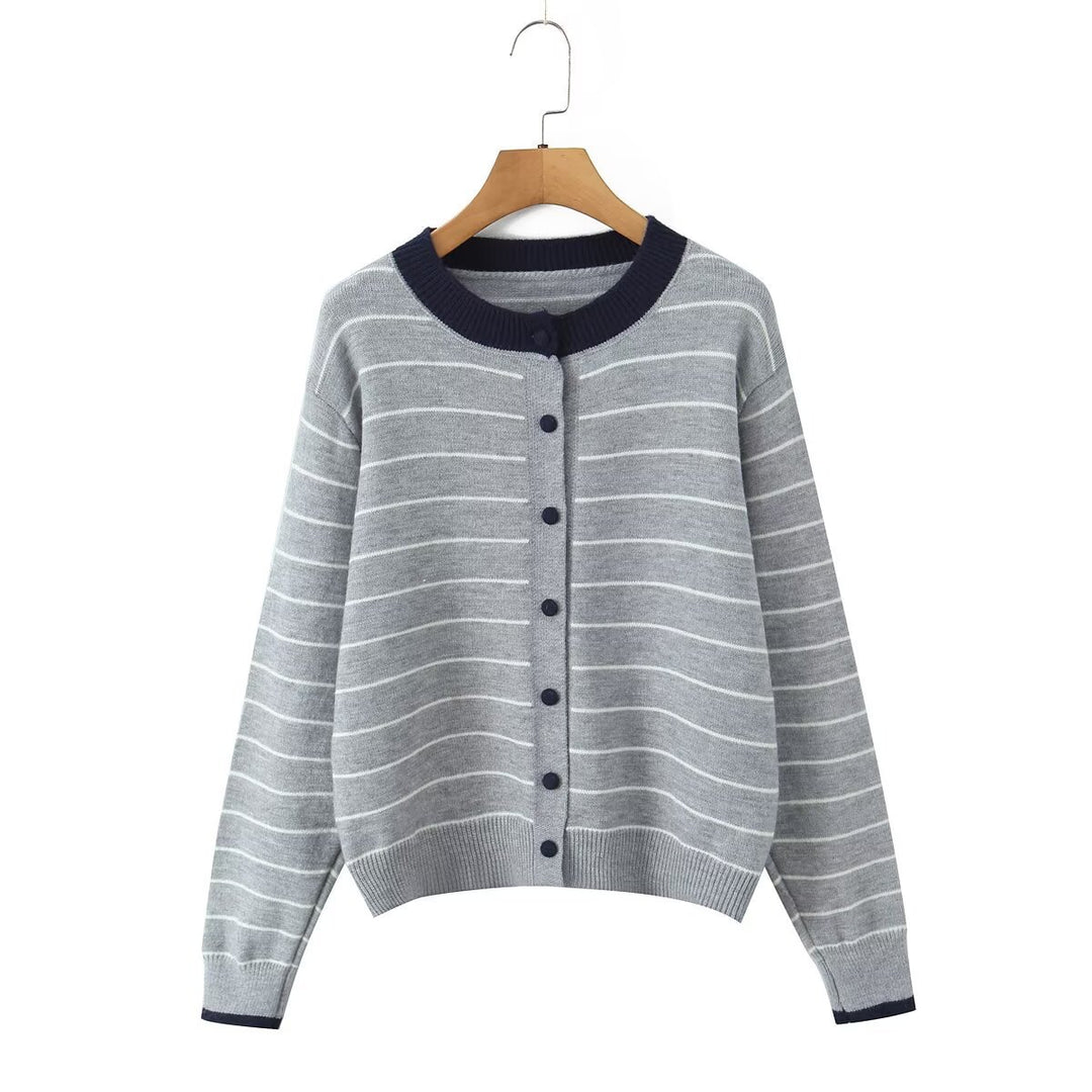 Cardigan rayé pour femmes avec encolure ronde moderne et détails de boutons Chic & Stil