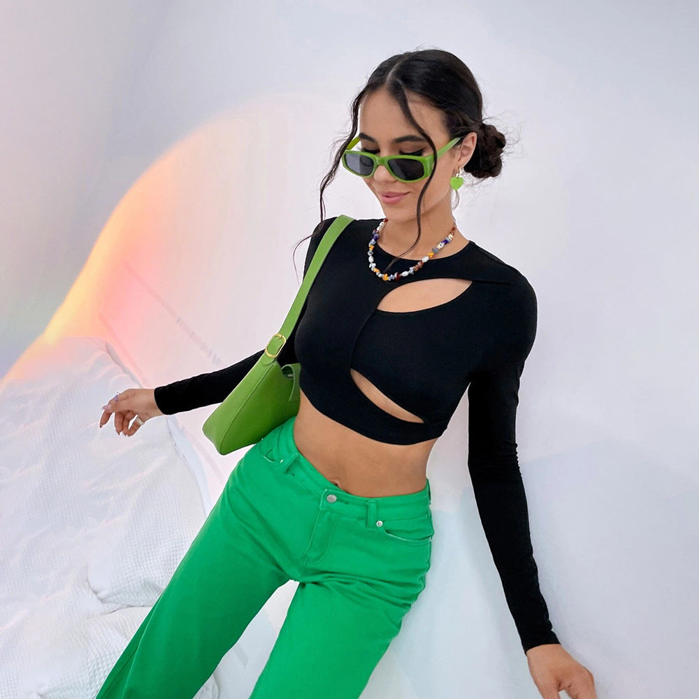 Top court pour femme avec design découpé asymétrique et manches longues à la mode Chic & Stil