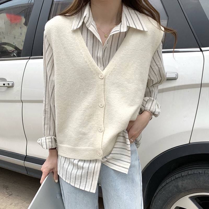 Gilet en tricot pour femmes avec un élégant col en V et fermeture à boutons Chic & Stil