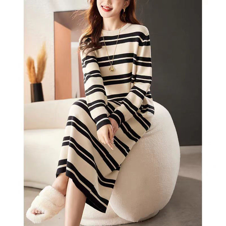 Robe tricotée à manches longues pour femmes avec un motif rayé moderne et une coupe confortable Chic & Stil