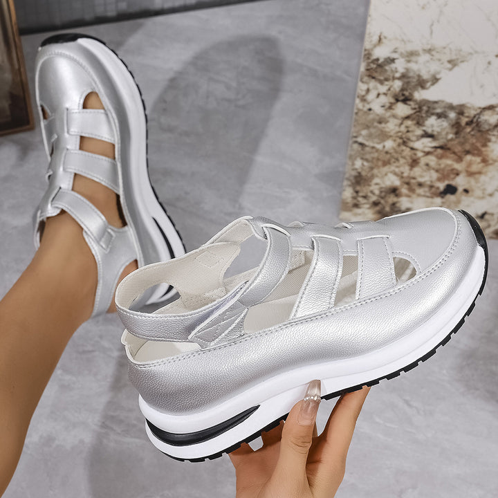 Comfortable sandals for women with fashionable crisscross straps and a breathable upper material Lune London.