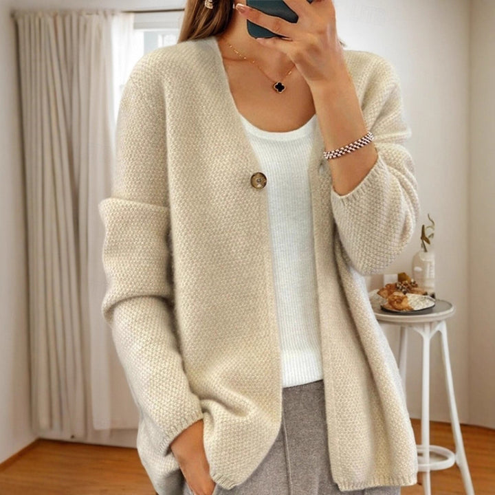 Knit jacket for women with a fine structure and a chic buttonhole Stil