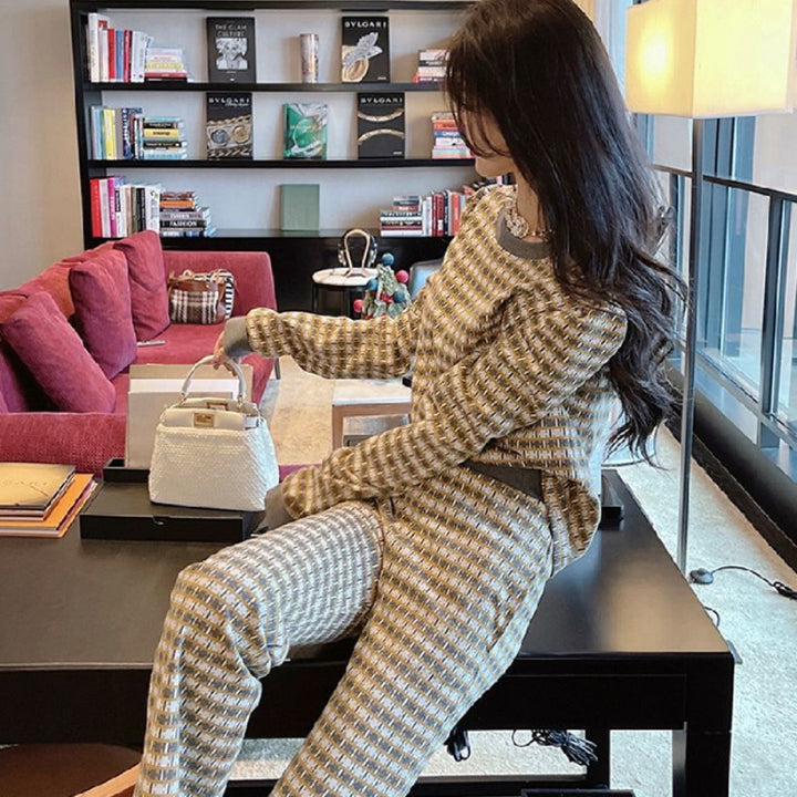 Ladies stylish comfortable lounge set with modern plaid pattern and loose fit Chic & Stil