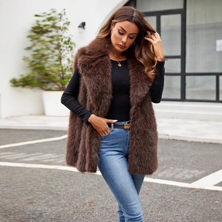 Ladies faux fur vest with an elegant cut and a voluminous collar Lune London