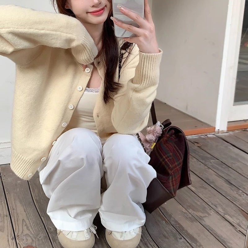 Cardigan élégant pour femmes à manches courtes avec détails en bouton et tricot fin Chic & Stil