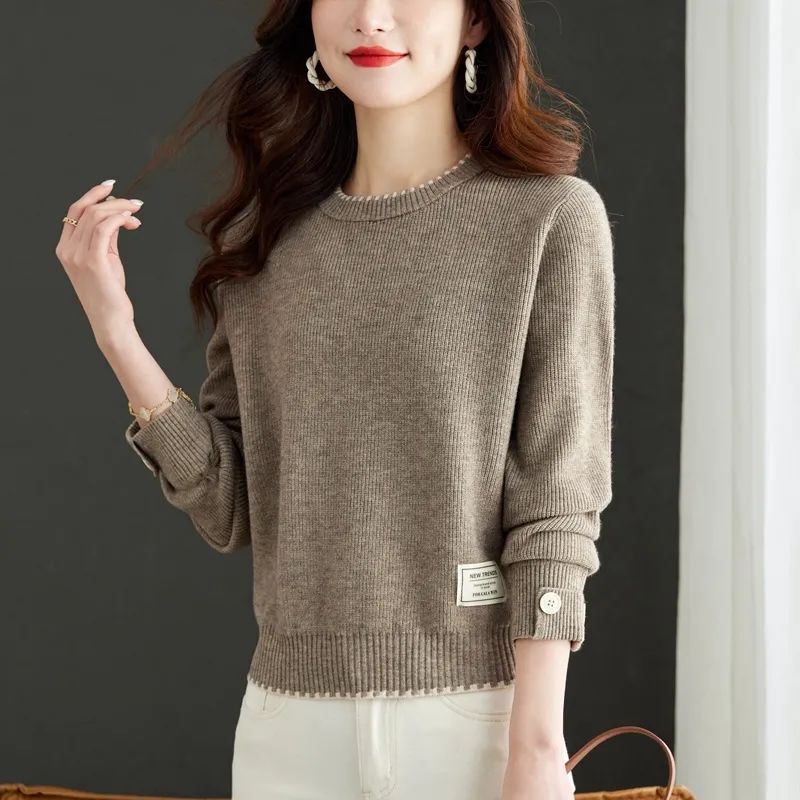 Pull en maille élégant pour femmes avec une fine structure côtelée et des boutons à la mode Chic & Stil