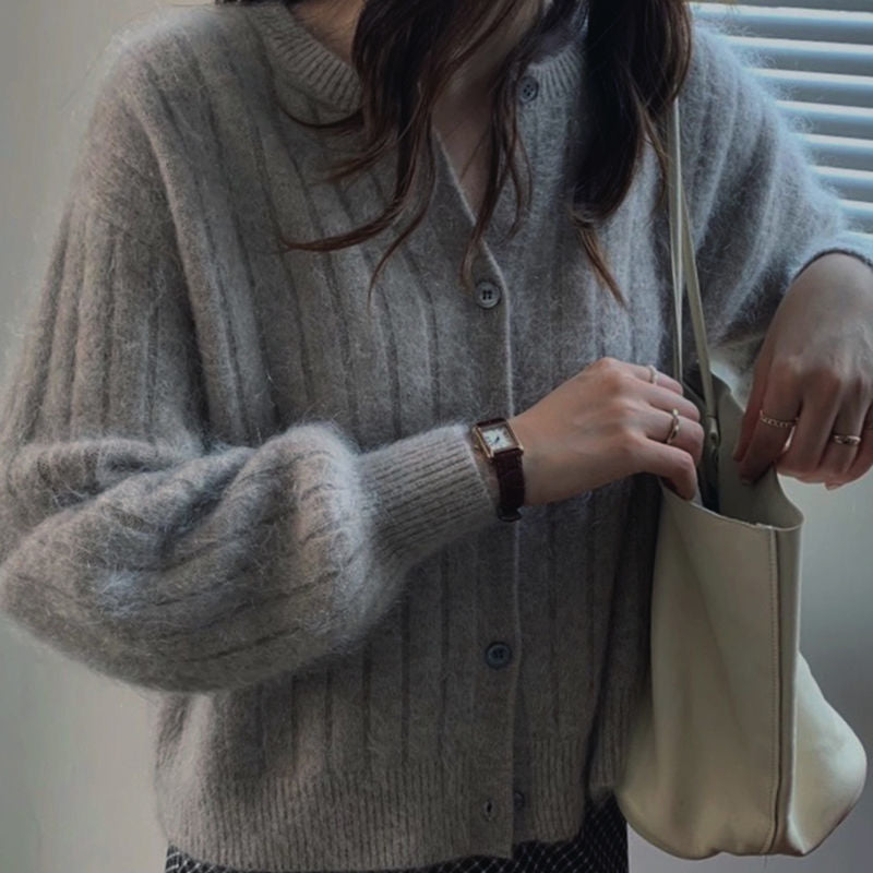 Gilet en maille fine pour femmes avec des détails de bouton élégants et un matériau doux Chic & Stil